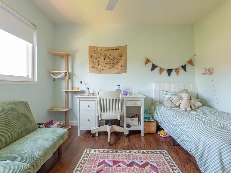 Single bed child's bedroom