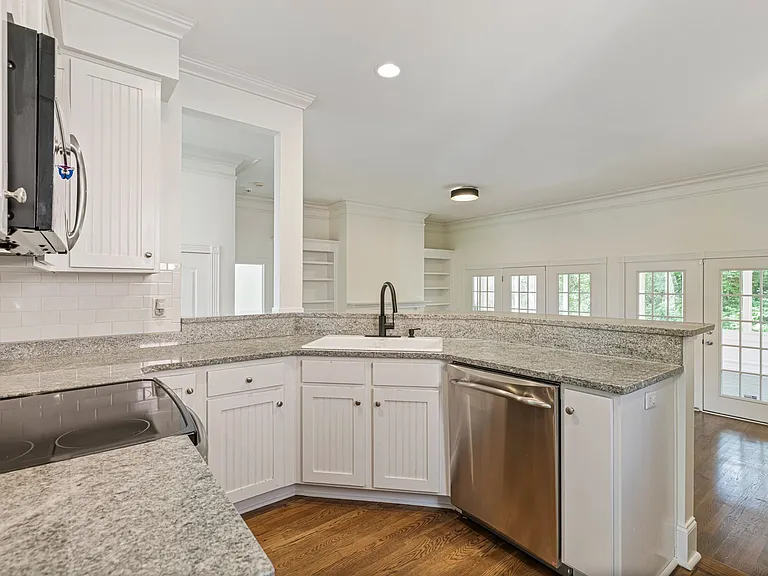 604 Clayborne Ct — Photo 15