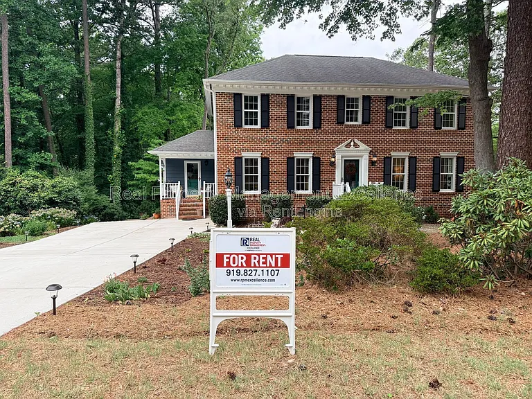 1208 Nottingham Dr — Photo 1