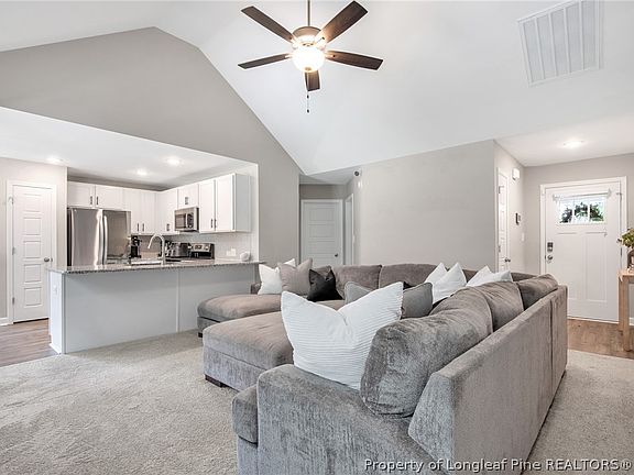 4th image of 32 Finch Ln
