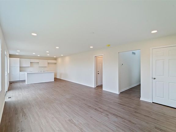5th image of 215 Varley Ln