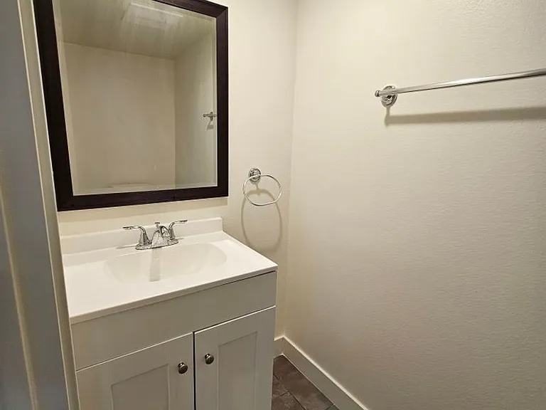 33(835E) — Photo 28