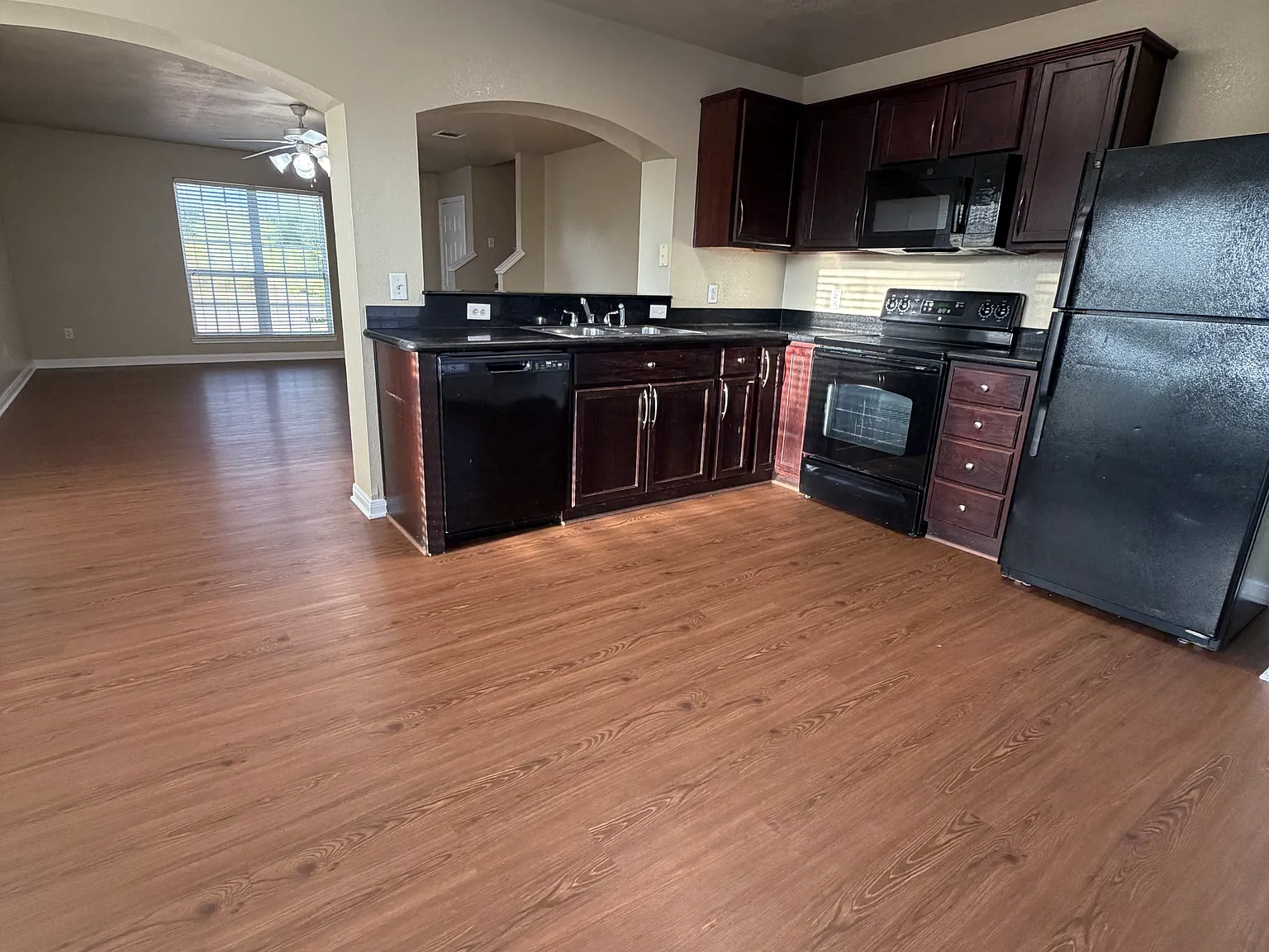 4 bed, 1634 sqft, $1,950 — Photo 3