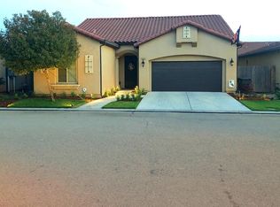 5976 E Via Miralago Dr, Fresno, CA 93727