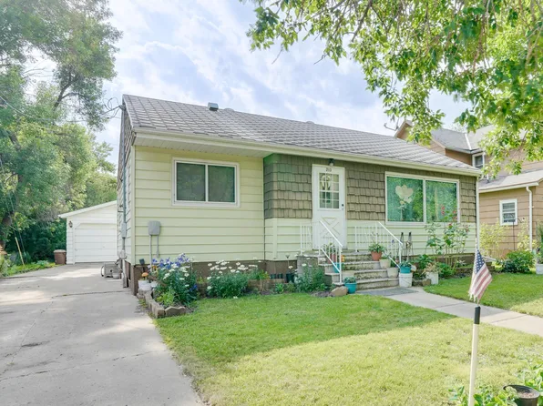 213 4th St NE, Hillsboro, ND 58045