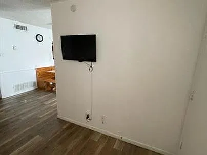 1017 Parmer Avenue — Photo 3