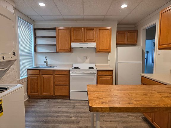 2nd image of 1420 N Van Buren St APT 2