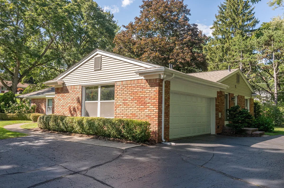Building Photo - 1619 Bretton Dr N