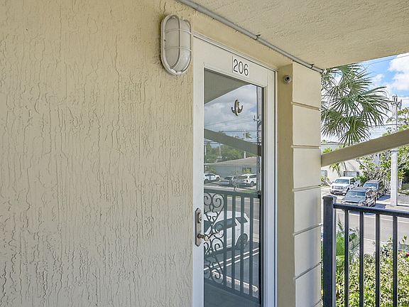 4th image of 410 SW 15th St APT 206