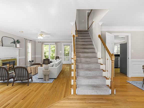 5th image of 2438 Castleburg Dr