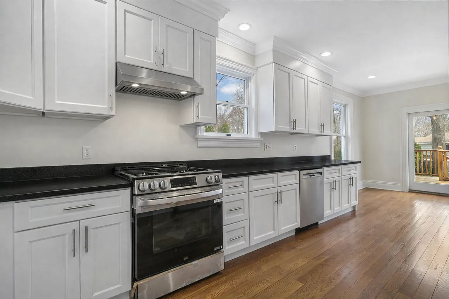 6 bed, 4.5 bath, 5500 sqft, $22,500 — Photo 4