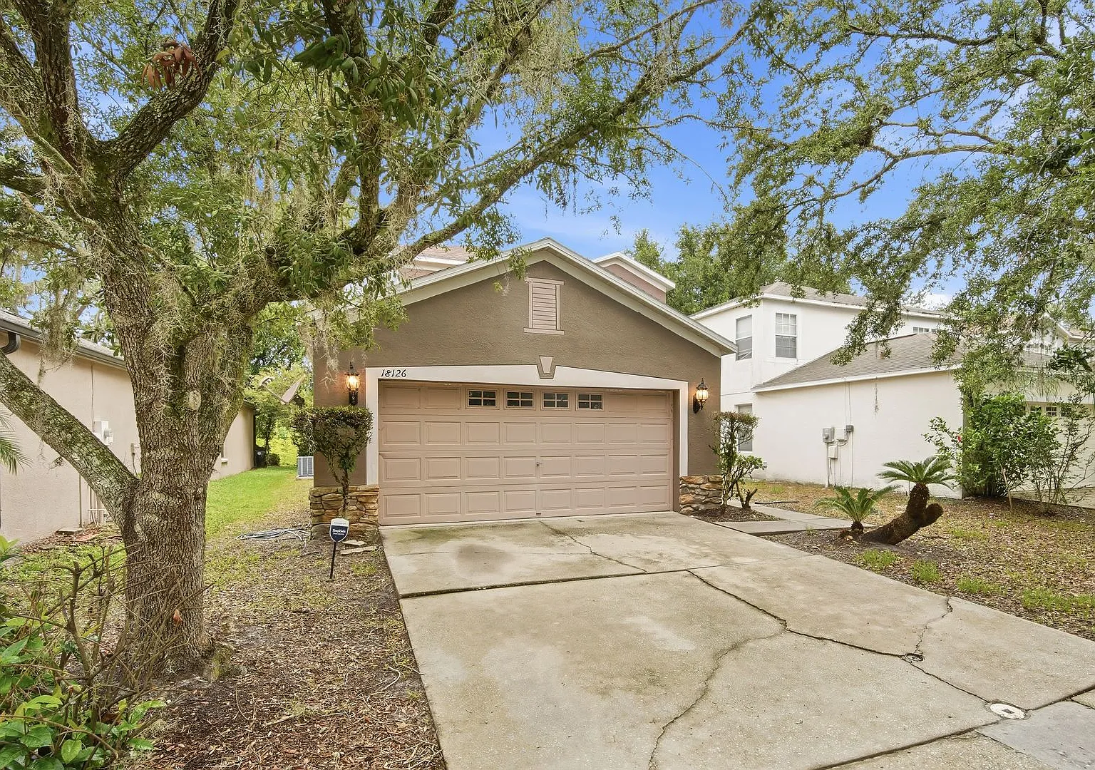 Two-story 4BR/2BA New Tampa home with pond view. — Photo 3
