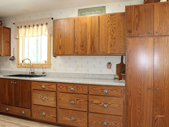 5th image of 205 Little St