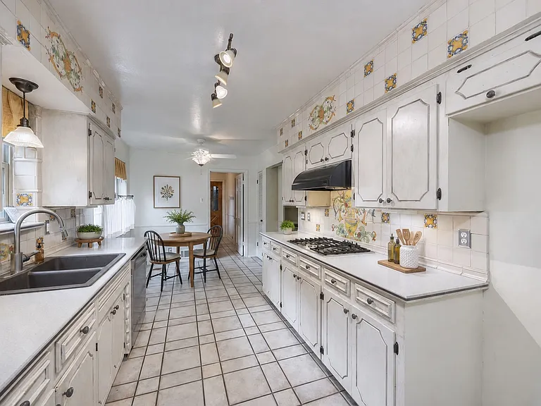 1404 Seminole Dr — Photo 6