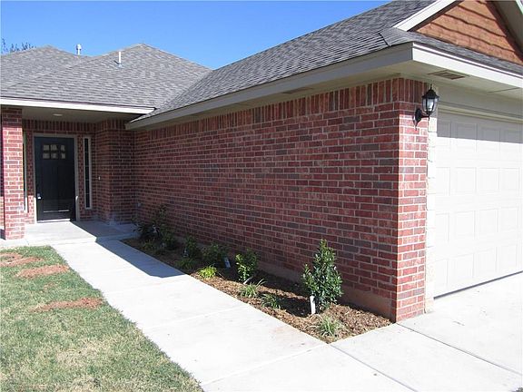 3rd image of 1600 Pinewood Dr