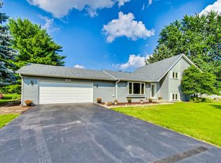 568 Pamela St, Gilberts, IL 60136