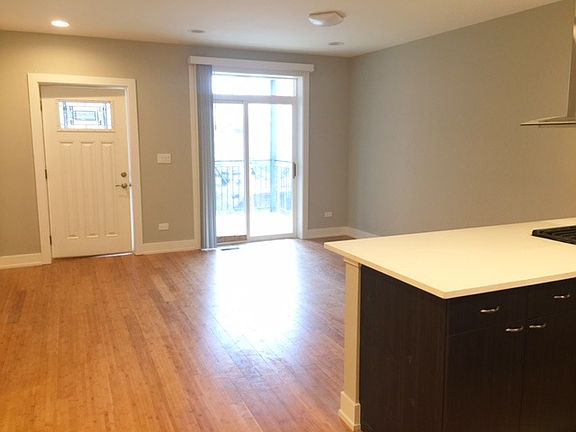 4th image of 1337 W Walton St #4