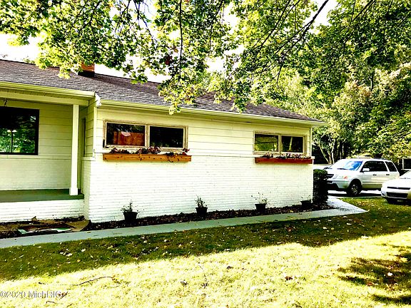 5th image of 1875 Crestwood Ln