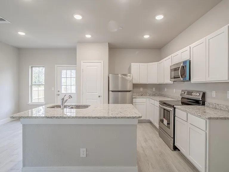 7503 Savannah Brks — Photo 5