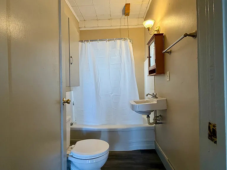 216 S 9th St #B — Photo 6