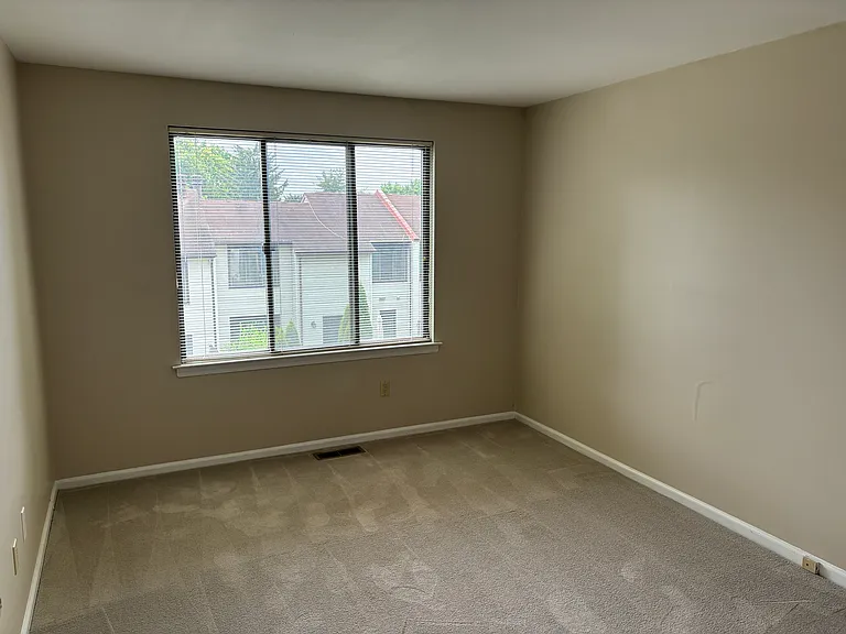 323 Milford Ct — Photo 23