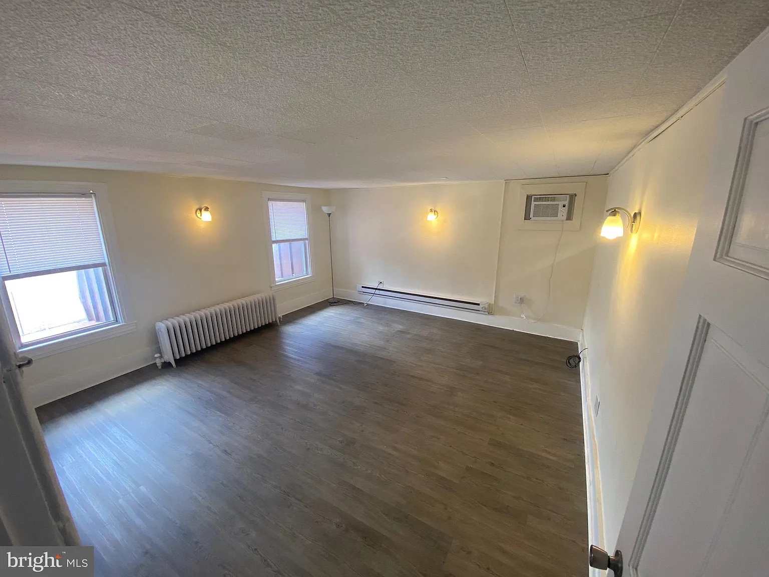 3 bed, 1.0 bath, $1,695 — Photo 2