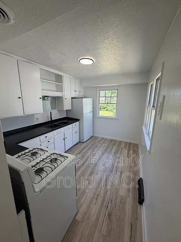 3 bed, 1.0 bath, 1000 sqft, $1,300 — Photo 1