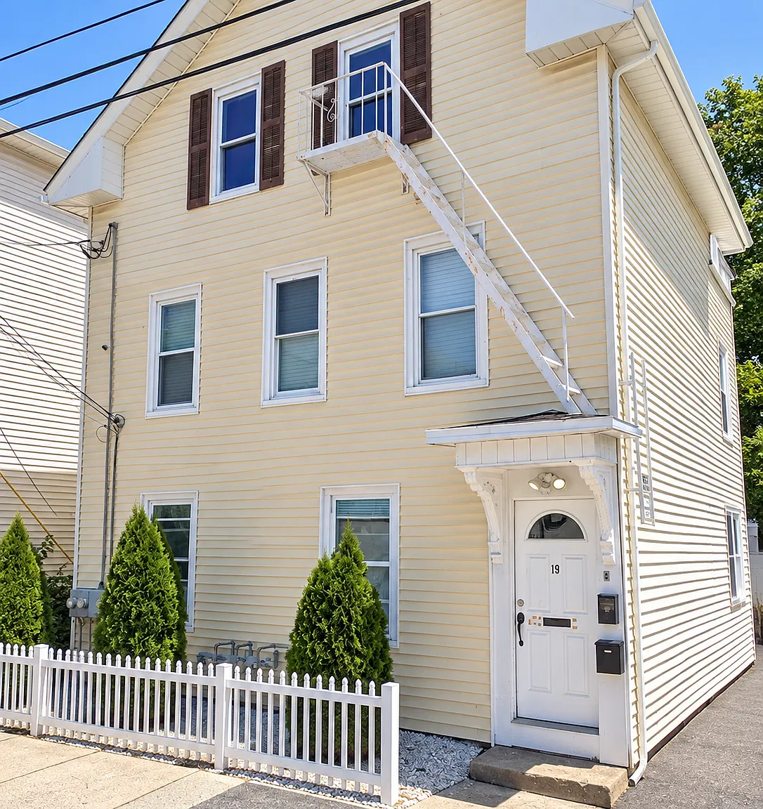 3 bed, 1000 sqft, $2,000 — Photo 1