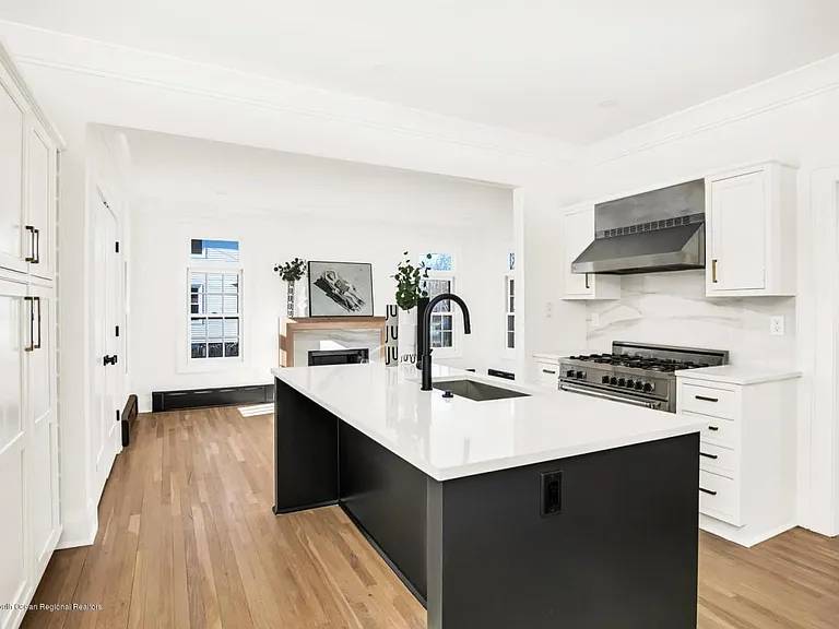 23 Lincoln Ave — Photo 2