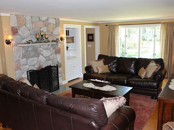 4th image of 130 Essex St