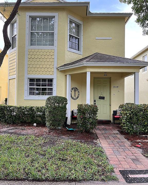 1st image of 1908 SE Grand Dr