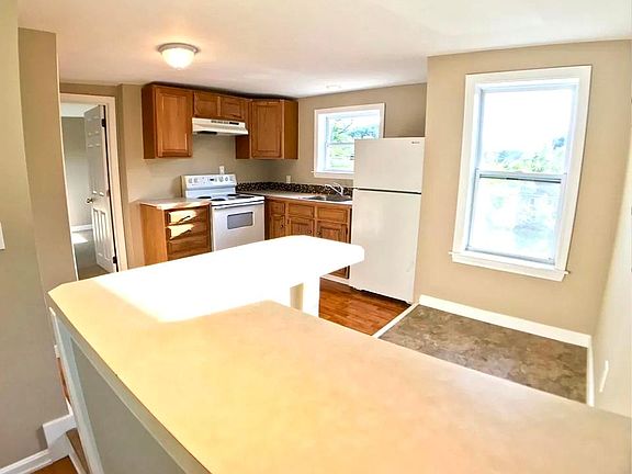 3rd image of 551 Essex Ave