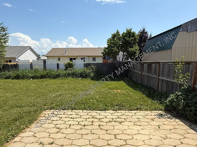 1204 Forsythia Ave — Photo 3