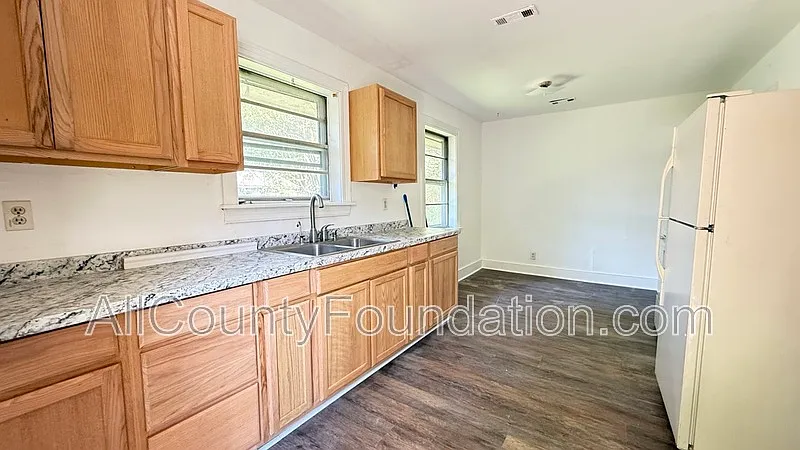 3 bed, 1.0 bath, 936 sqft, $2,100 — Photo 2