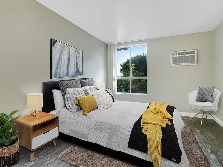 Yarmouth Apartments — Photo 25
