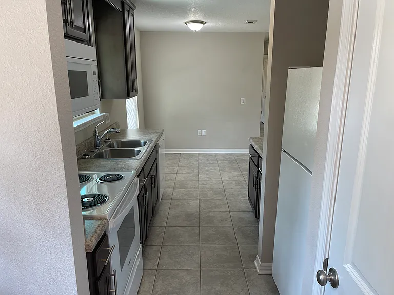 255 Kenmore Rd — Photo 9