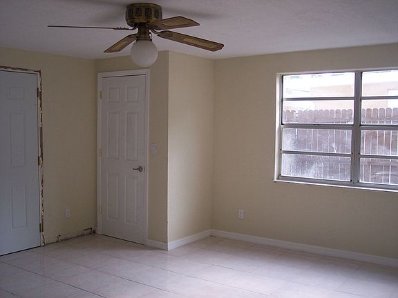 LIVING ROOM AREA