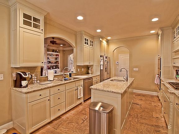 4th image of 905 SW Glen Arbor Ave
