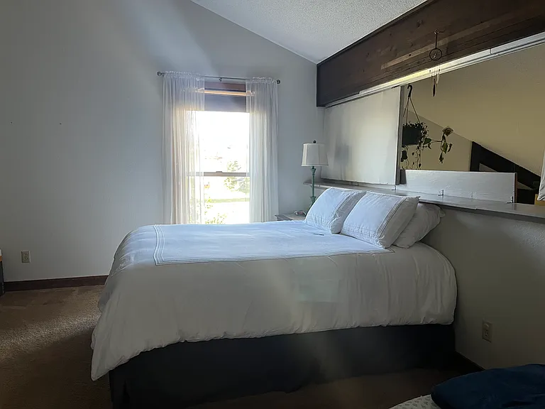 Queen bed, comfrotable mattress, unbeatable views!