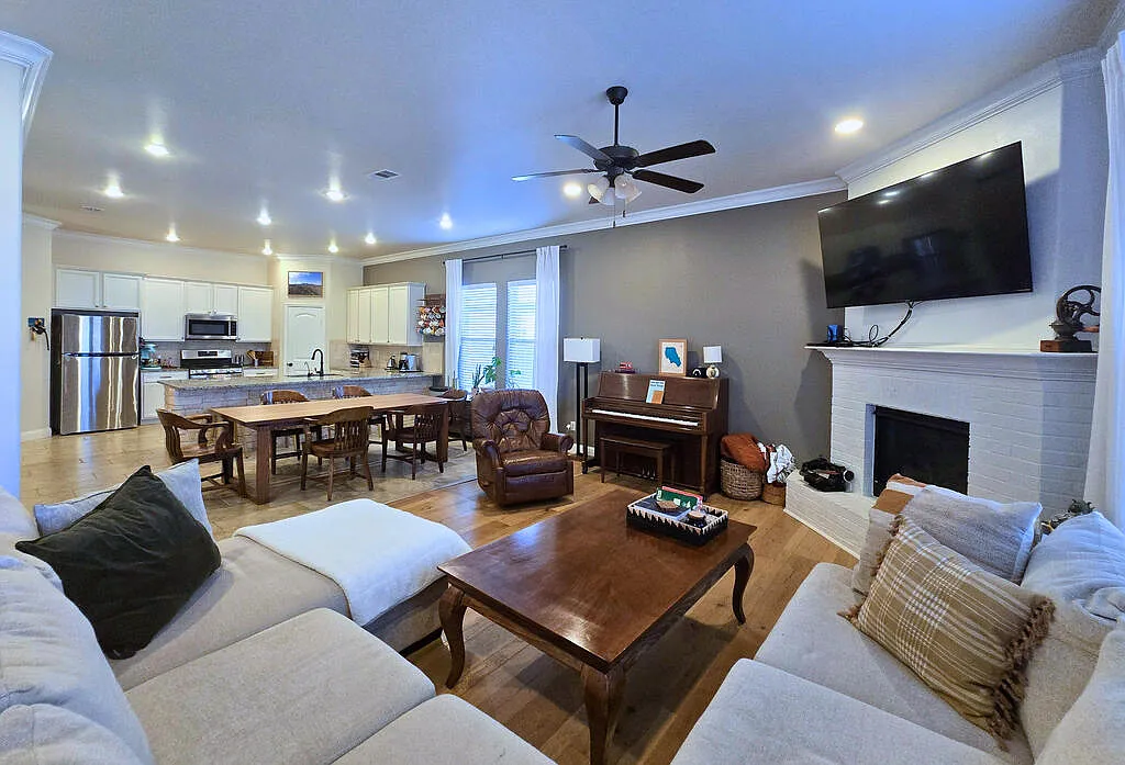 3 bed, 2.0 bath, 2054 sqft, $3,000 — Photo 2