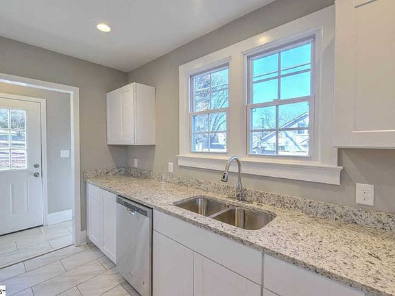 5th image of 111 Hawthorne Ln