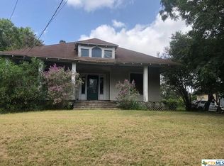 622 Davis Ave, Yoakum, TX 77995
