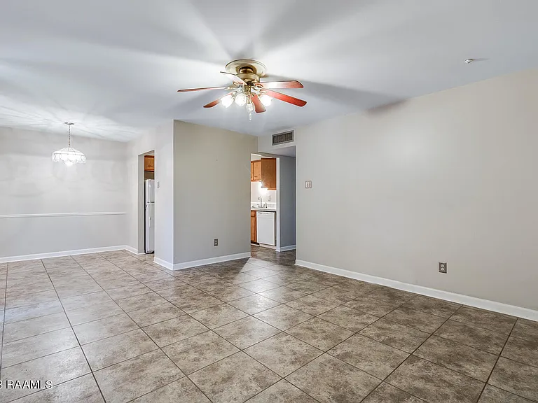 211 Versailles Blvd #10 — Photo 10