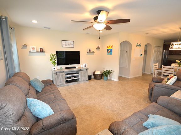 3rd image of 547 Stonebriar Dr SE