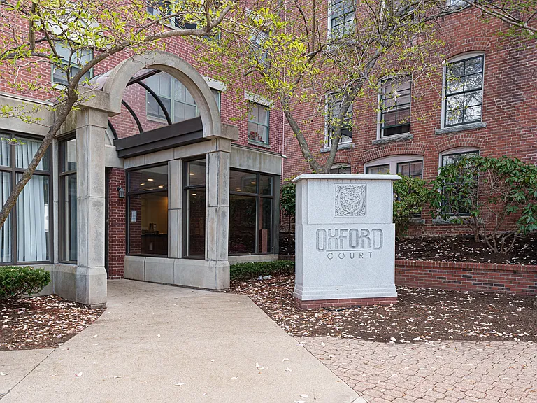 Oxford Court Apartments — Photo 11