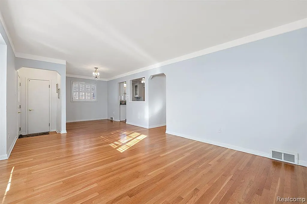 4 bed, 2.0 bath, 2242 sqft, $3,000 — Photo 4