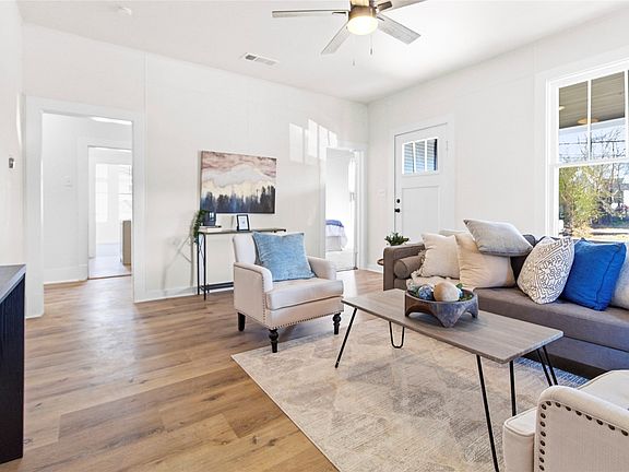 5th image of 215 E 12th St