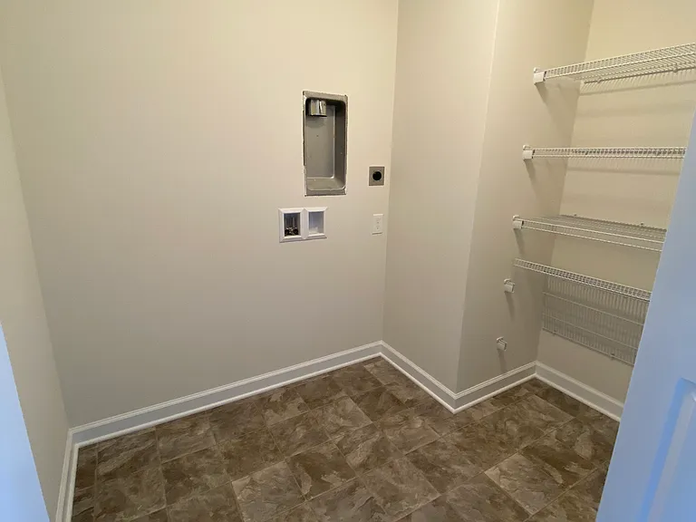 435 John Adams Dr — Photo 9