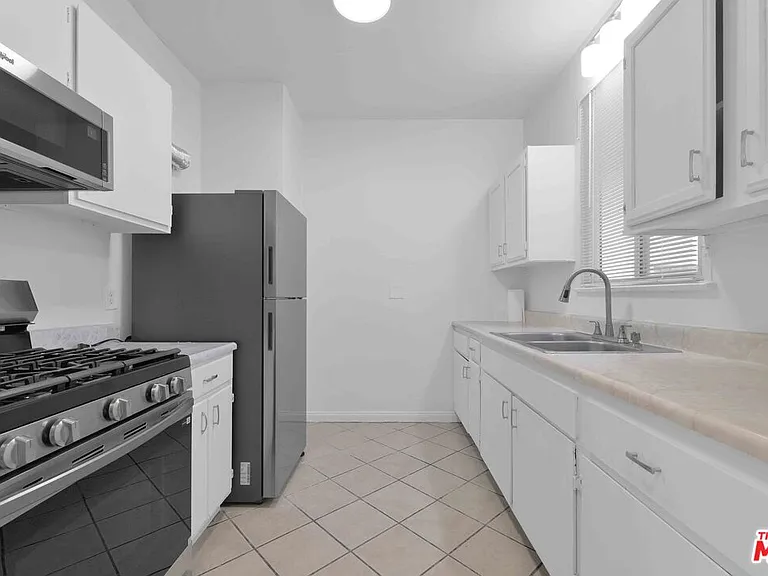 2452 W 18th St — Photo 11