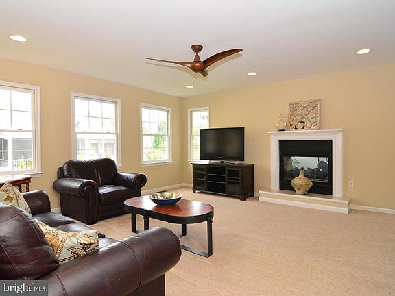 3rd image of 203 N Crest Ct